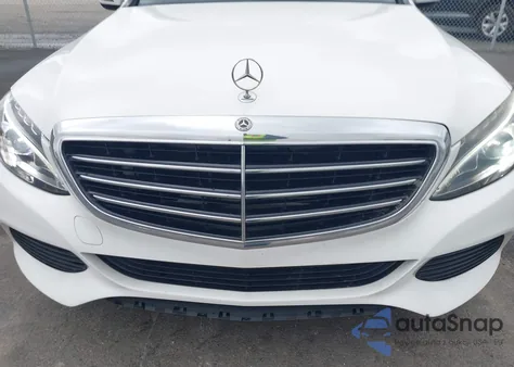 2016 Mercedes-Benz C 300 Luxury 4Matic z USA, uszkodzony, nr VIN 55SWF4KB8GU165786